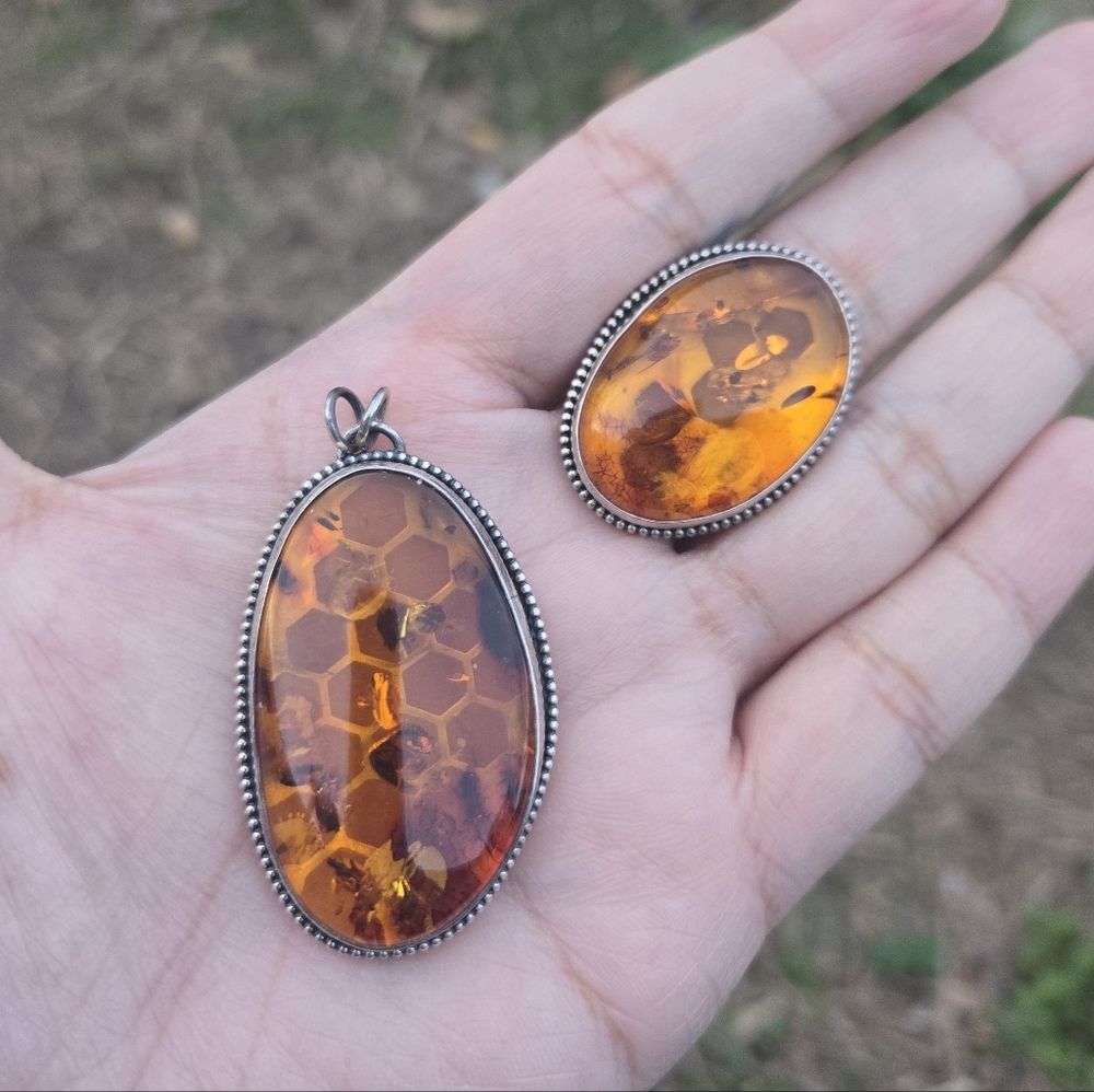 Lisa J Designs Handmade Artisan Amber Bee Pendant Necklace Honeycomb OOAK - Picture 5 of 6